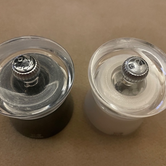 Set of 2 Peugeot Bali Manual Pepper & Salt Mills/Grinders Black & White 3" - Picture 7 of 7